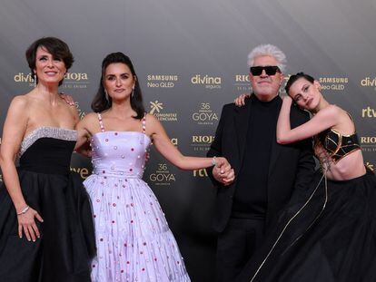 Desde la izquierda, Aitana Sánchez Gijón, Penélope Cruz, Pedro Almodóvar y Milena Smit, el sábado a la entrada de la ceremonia de los premios Goya.