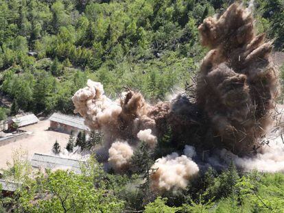 Corea del Norte exhibe la voladura del complejo donde probó bombas atómicas