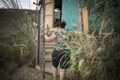 Una mujer regresa a su barraca en el Turó de Montcada.