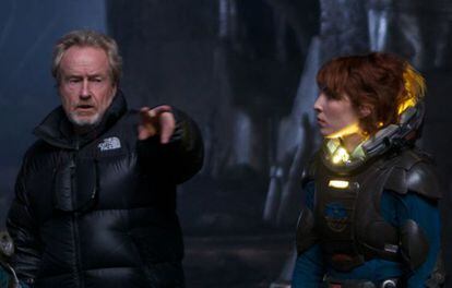 Ridley Scott da instrucciones durante el rodaje de &lsquo;Prometheus&rsquo; a la actriz sueca Noomi Rapace.