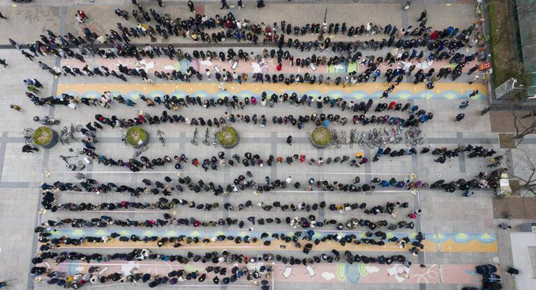 Centenares de personas esperan su turno para comprar mascarillas en Seúl (Corea del Sur), el 28 de febrero.