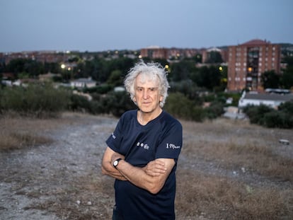 El paleoantropólogo Juan Luis Arsuaga, en una colina frente al sector cinco de la Cañada Real en Madrid.