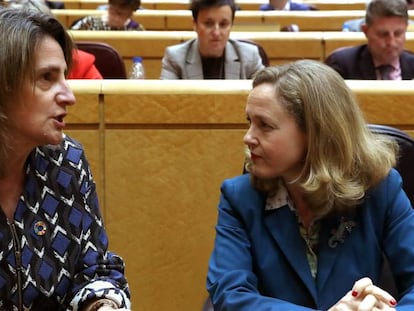 Teresa Ribera y Nadia Calviño, este martes en el Senado.