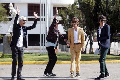 La banda brit&aacute;nica The Rolling Stones (i-d) Charlie Watts, Keith Richards, Mick Jagger y Ron Wood junto al estadio Nacional Santiago de Chile (Chile).  