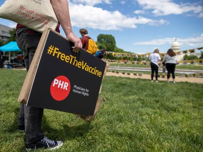 Varios activistas se manifiestan para exigir acceso global a las vacunas, este miércoles en Washington.