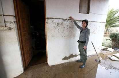 Elisa Altemir señala las marcas que ha dejado el agua en su casa durante la crecida del río Ebro.