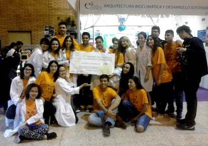 Los alumnos del Bécquer que han obtenido el primer premio de la Feria de las Ciencias de Sevilla.