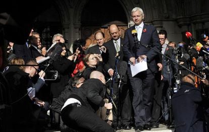 Julian Assange sale del tribunal de Londres.