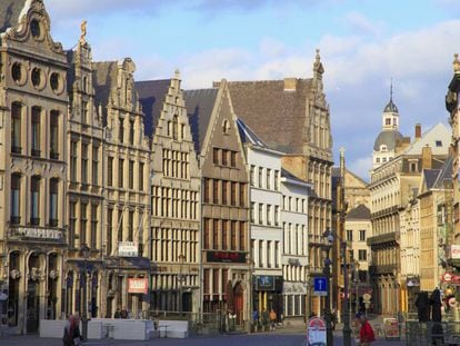 Una calle de Amberes, Bélgica, con sus característicos edificios de amplios tejados.