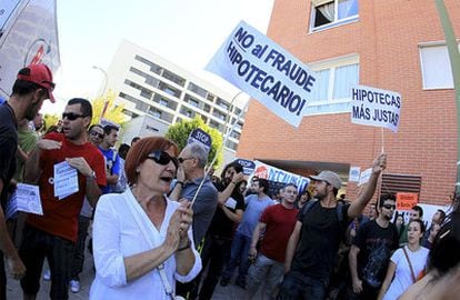 Concentración ante la vivienda, en la calle Cuevas de Altamira del barrio de Carabanchel.