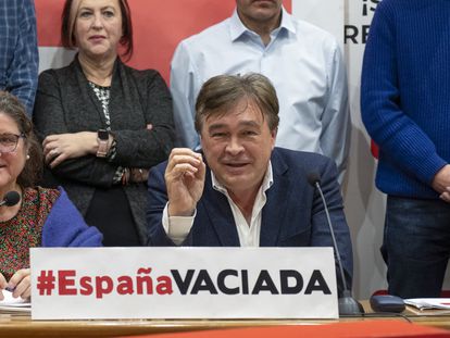 El diputado de Teruel Existe en el Congreso, Tomás Guitarte, este domingo, en la reunión fundacional de la Federación de Partidos de la España Vaciada.