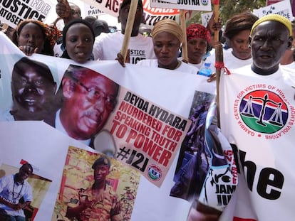 Manifestación de familiares de víctimas del dictador Yahya Jammeh, el sábado en Banjul.