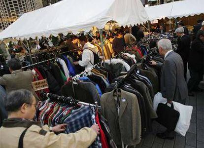 Compradores en un mercadillo de ropa de segunda mano en las calles de Tokio.