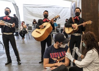 El músico Chava Ilizaliturri, originario de Ciudad de México, es vacunado en el consulado de México en Los Ángeles, EE UU.