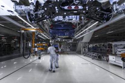 Proceso de la cadena de montaje de Volkswagen en Navarra.