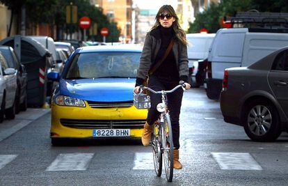 Una ciclista en Valencia.