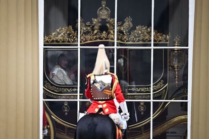 Carlos III y Camila salen en la carroza real del palacio de Buckingham hacia Westminster, donde tendrá lugar la ceremonia, iniciando la llamada procesión del rey, que es la que les conduce a la abadía. Su vuelta a palacio, aunque seguirá el mismo itinerario, se conoce como la procesión de la coronación. 