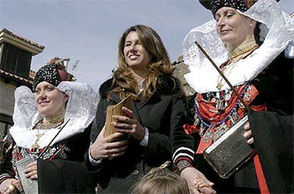Ana García-Siñeriz, premio Matahombres 2003, junto a las alcaldesas del día de Santa Águeda en Zamarramala