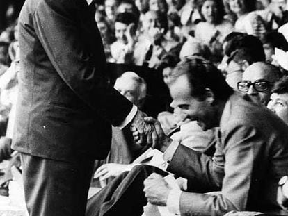 El presidente italiano, Sandro Pertini, saluda al rey Juan Carlos.