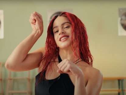 Rosalía haciendo el baile de 'Chicken Teriyaki' en el vídeo de la canción.