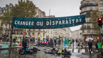 Protesta de activistas de Extinction Rebellion en París contra la inacción frente al cambio climático.