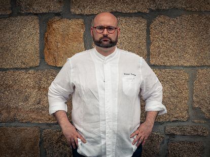 El cocinero Víctor Conus, en la puerta de su restaurante La Mesa de Conus, en Vigo (Pontevedra). Imagen proporcionada por el local.