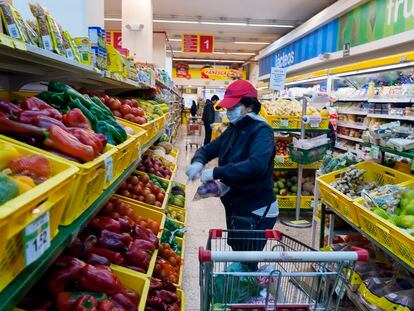 Un supermercado en Quito se adapta a las nuevas normas de bioseguridad.