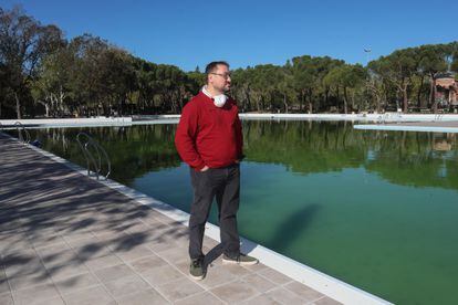 El concejal Alberto Serrano, durante una visita al Polideportivo de Aluche, el miércoles .
