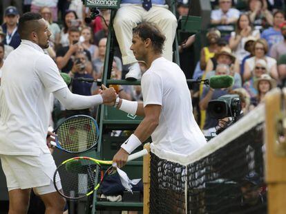 Nadal y Kyrgios se saludan tras el partido en Wimbledon.