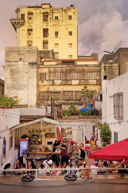 Terraza del bar El de enfrente, en La Habana Vieja.