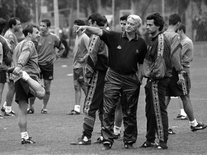 Robson y Mourinho en un entrenamiento del Barça en 1997 con Ferrer, Pizzi, Luis Enrique, Abelardo y Guardiola, entre otros.