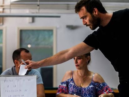 Un trabajador, en la votación de este jueves.