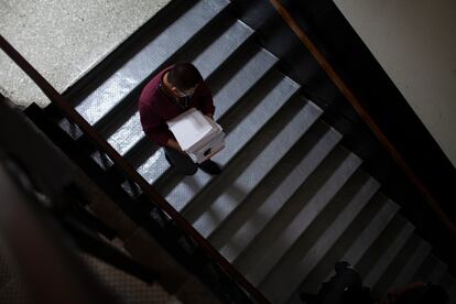 An assistant descends with a document to the cellars of the tower.