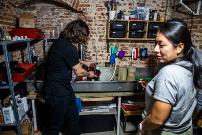 Stefano y Maru en el taller de revelado analógico en color de Sales de Plata. 