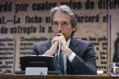 El ministro de Fomento, I&ntilde;igo de la Serna, comparece en la Comisi&oacute;n de Fomento del Senado.