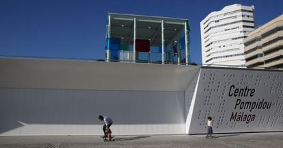 Fachada del Centre Pompidou Málaga, en el Muelle 1 de la ciudad. En 2008 y durante un partido de fútbol, el alcalde de Málaga, el popular Francisco de la Torre, ofrece a Bruno Delaye, embajador francés en España, albergar una sucursal del Louvre o del Pompidou.