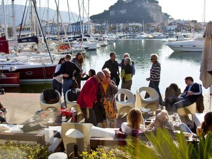 Turistas españoles toman un ágape en un bar de Denia.