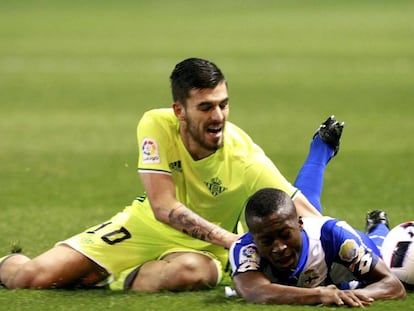 Marlos Moreno y Dani Ceballos disputan el bal&oacute;n durante el partido en Riazor.