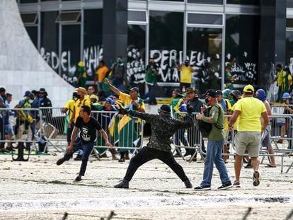 Una turba de seguidores de Jair Bolsonaro asaltaba el 8 de enero las principales instituciones democráticas en Brasilia.