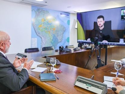 El presidente Lula en videoconferencia con el presidente ucranio, Volodimir Zelenski, este jueves.