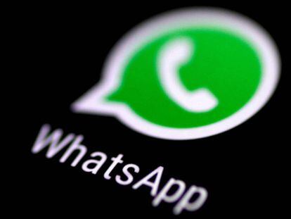 Logo de WhatsApp en la pantalla de un teléfono.