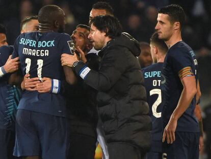 Marega es frenado por compañeros y su entrenador para impedirle que abandone el campo durante el Guimares-Porto.