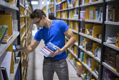 Un empleado de Amazon en sus almacenes de Chalon-sur-Saone, Francia. 