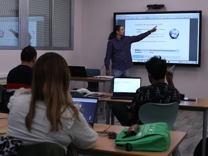Una clase, este martes, del curso de especializacion de FP en Ciberseguridad en el instituto Arcipreste de Hita en Azuqueca de Henares (Guadalajara).