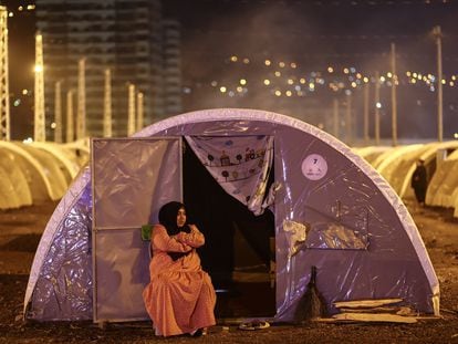 Una mujer en el campamento habilitado para los afectados por el terremoto en Iskenderun, Turquía.