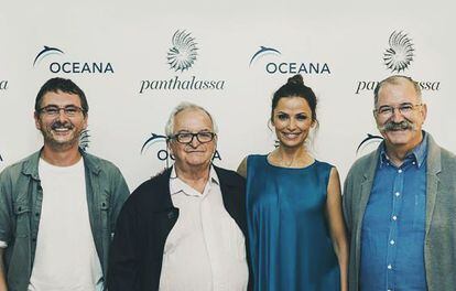 Los cocineros Andoni Luis Aduriz, Juan Mari Arzak y Pedro Subijana y la modelo Almudena Fernández, en la presentación del documental 'Sea Legend'.
