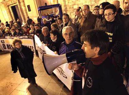 Familiares de los fallecidos en el accidente de metro de la línea 1, ayer, en una concentración en la plaza de la Virgen de Valencia.