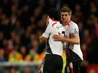 Gerrard, entre l&aacute;grimas, trata de consolar a Su&aacute;rez.