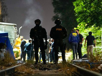 Policías trabajan en la zona donde fue encontrado el cuerpo del exmilitar venezolano Roland Ojeda, a las afuerad de Santiago, el 1 de marzo de 2024.