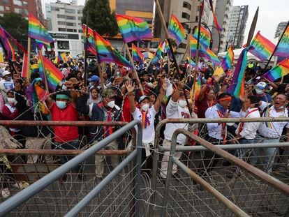 Simpatizantes del candidato presidencial ecuatoriano Yaku Pérez, el pasado viernes frente a la sede de la autoridad electoral en Quito.